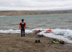 Лодка с тремя рыбаками перевернулась на Новотроицком водохранилище Лодка с тремя рыбаками перевернулась на Новотроицком водохранилище