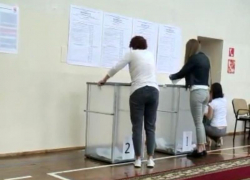 В Буденновске урны для бюллетеней опечатали после начала голосования В Буденновске урны для бюллетеней опечатали после начала голосования