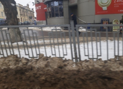 Безобразные горы грязного снега с песком «выросли» вдоль дорог и на тротуарах в Ставрополе Безобразные горы грязного снега с песком «выросли» вдоль дорог и на тротуарах в Ставрополе