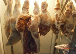 В Ставрополе предприниматель отказался проверять мясо на безопасность, облив его зеленкой В Ставрополе предприниматель отказался проверять мясо на безопасность, облив его зеленкой