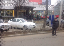 Территорию в районе ЦУМа в Ставрополе оцепили из-за подозрительного пакета Территорию в районе ЦУМа в Ставрополе оцепили из-за подозрительного пакета