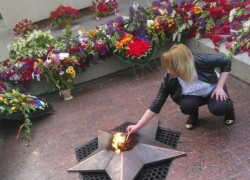 Поступок курящей у мемориала девушки возмутил жителей Кисловодска Поступок курящей у мемориала девушки возмутил жителей Кисловодска
