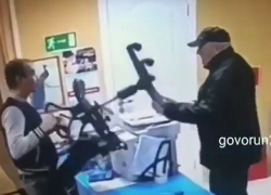 Мужчина с ножом попытался ограбить магазин в Пятигорске и попал на видео Мужчина с ножом попытался ограбить магазин в Пятигорске и попал на видео