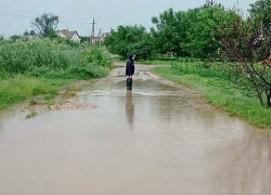Пенсионеры и дети тонут в гигантских лужах, а по отчетам там асфальт, - жители Изобильного Пенсионеры и дети тонут в гигантских лужах, а по отчетам там асфальт, - жители Изобильного