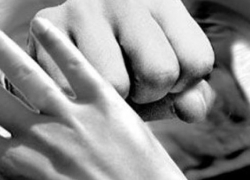 Женщина забрала деньги у соседки, угрожая избиением Женщина забрала деньги у соседки, угрожая избиением