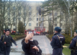 Ставропольчанка сделала селфи на фоне пожара в Думе Ставропольчанка сделала селфи на фоне пожара в Думе