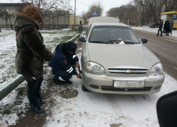 Полицейские помогли заменить колесо жительнице Нефтекумска Полицейские помогли заменить колесо жительнице Нефтекумска