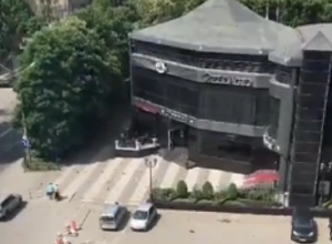 Рой пчел «атаковал» многоэтажку на Ленина и попал на видео в Ставрополе Рой пчел «атаковал» многоэтажку на Ленина и попал на видео в Ставрополе