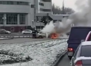 Охваченную огнем «четырнадцатую» сняли на видео на въезде в Минводы Охваченную огнем «четырнадцатую» сняли на видео на въезде в Минводы