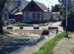 На Краснофлотской перекрыли движение из-за потопа на проезжей части в Ставрополе На Краснофлотской перекрыли движение из-за потопа на проезжей части в Ставрополе