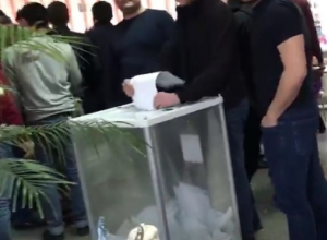 Группа молодых людей попыталась вбросить бюллетени на избирательном участке в Черкесске Группа молодых людей попыталась вбросить бюллетени на избирательном участке в Черкесске