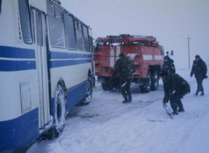 Рейсовый автобус вылетел в кювет на скользкой дороге Ставрополья Рейсовый автобус вылетел в кювет на скользкой дороге Ставрополья
