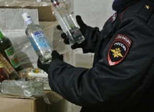Торговавшая «паленой» водкой женщина покусала полицейского на Ставрополье Торговавшая «паленой» водкой женщина покусала полицейского на Ставрополье