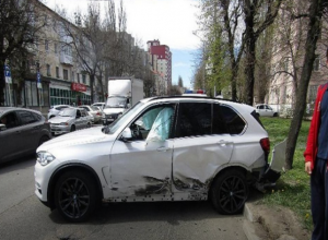 Два дорогостоящих «БМВ» столкнулись на дороге в центре Ставрополя Два дорогостоящих «БМВ» столкнулись на дороге в центре Ставрополя
