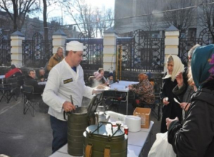 Полевой кашей накормили спасатели жителей Ставрополя Полевой кашей накормили спасатели жителей Ставрополя