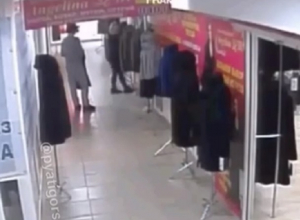 Курьезная кража норковой шубы попала на видео в Пятигорске Курьезная кража норковой шубы попала на видео в Пятигорске
