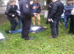 Бригада «скорой помощи» равнодушно прошла мимо лежавшего без сознания мужчины в Ставрополе, - очевидцы Бригада «скорой помощи» равнодушно прошла мимо лежавшего без сознания мужчины в Ставрополе, - очевидцы
