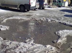 В дорожную яму с ледяной водой провалился ребёнок в Пятигорске В дорожную яму с ледяной водой провалился ребёнок в Пятигорске