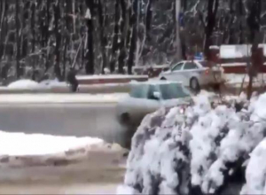 Погоня сотрудников ДПС за мужчиной в инвалидной коляске попала на видео Погоня сотрудников ДПС за мужчиной в инвалидной коляске попала на видео