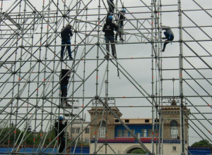 Осыпавшийся фасад Западной трибуны на «Динамо» завесят баннерами во время «Студенческой весны» в Ставрополе Осыпавшийся фасад Западной трибуны на «Динамо» завесят баннерами во время «Студенческой весны» в Ставрополе