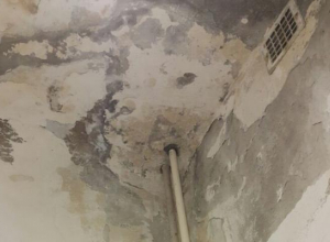 Падающая на головы штукатурка и ржавые трубы в Ессентукской детской больнице возмутили горожанина Падающая на головы штукатурка и ржавые трубы в Ессентукской детской больнице возмутили горожанина