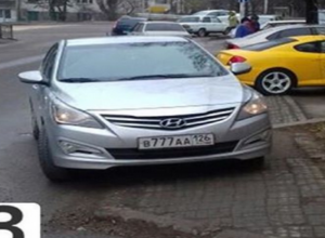 Автохам на «Хендай» проигнорировал просьбы о перепарковке с тротуара в Пятигорске Автохам на «Хендай» проигнорировал просьбы о перепарковке с тротуара в Пятигорске