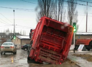 Мусоровоз провалился под асфальт в микрорайоне «Радуга» в Ставрополе Мусоровоз провалился под асфальт в микрорайоне «Радуга» в Ставрополе