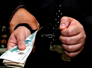Мужчина пытался «выкупить» изъятую полицией машину взяткой в 15 тысяч рублей на Ставрполье Мужчина пытался «выкупить» изъятую полицией машину взяткой в 15 тысяч рублей на Ставрполье