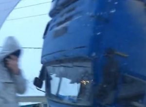 Огромный большегруз перевернулся прямо на дороге из-за гололеда в Ставропольском крае Огромный большегруз перевернулся прямо на дороге из-за гололеда в Ставропольском крае