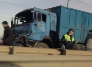 Фура с прицепом столкнулась с грузовиком и попала на видео в Ставрополе Фура с прицепом столкнулась с грузовиком и попала на видео в Ставрополе