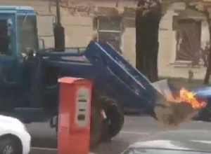 «Призрачный» трактор с пылающим ковшом сняли на видео в центре Ставрополя «Призрачный» трактор с пылающим ковшом сняли на видео в центре Ставрополя