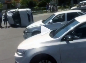 Авария с переворотом произошла на перекрёстке в Ставрополе Авария с переворотом произошла на перекрёстке в Ставрополе