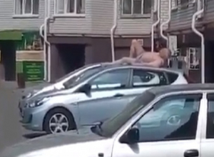 Неизвестный мужчина в одних трусах решил позагорать на машине в одном из дворов в Ставрополе Неизвестный мужчина в одних трусах решил позагорать на машине в одном из дворов в Ставрополе