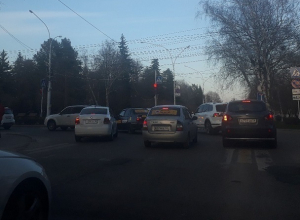 Автохам на белой иномарке ехал по «встречке» на перекрестке в Ставрополе Автохам на белой иномарке ехал по «встречке» на перекрестке в Ставрополе