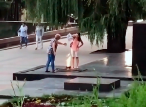 Две дамы сушили вещи над Вечным огнем в Пятигорске Две дамы сушили вещи над Вечным огнем в Пятигорске