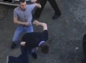 Жесткая драка не поделивших дорогу водителей попала на видео в Ставрополе Жесткая драка не поделивших дорогу водителей попала на видео в Ставрополе
