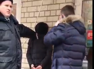 «У нас девушка умирает, «скорая» едет час»: на работницу аптеки напали с ножом в Ставрополе «У нас девушка умирает, «скорая» едет час»: на работницу аптеки напали с ножом в Ставрополе