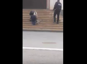 Ползущий в отделение полиции МинВод инвалид попал на видео Ползущий в отделение полиции МинВод инвалид попал на видео