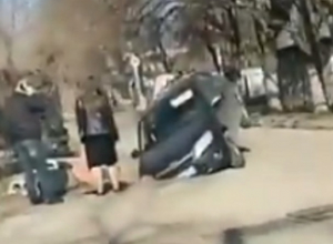 Иномарка провалилась в разрытую канаву на дороге в Пятигорске Иномарка провалилась в разрытую канаву на дороге в Пятигорске