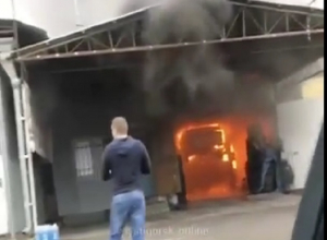 Иномарка сгорела в автомастерской и попала на видео в Пятигорске Иномарка сгорела в автомастерской и попала на видео в Пятигорске