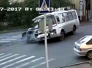 После ДТП с проехавшим на красный свет депутатом краевой думы водитель ставропольского автобуса попросил защиты у Жириновского После ДТП с проехавшим на красный свет депутатом краевой думы водитель ставропольского автобуса попросил защиты у Жириновского