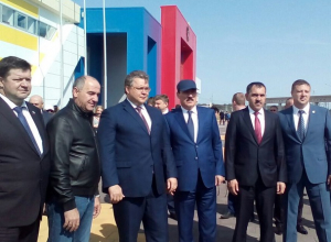 Коврик для мышки подарили вип-гости губернатору Владимирову в Ставрополе Коврик для мышки подарили вип-гости губернатору Владимирову в Ставрополе