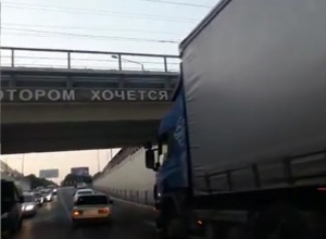 Фура чуть не застряла под мостом и попала в безвыходную ситуацию в Ессентуках Фура чуть не застряла под мостом и попала в безвыходную ситуацию в Ессентуках