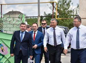 Потрепанный ураганом Зеленокумск посетил полпред президента в СКФО Александр Матовников Потрепанный ураганом Зеленокумск посетил полпред президента в СКФО Александр Матовников