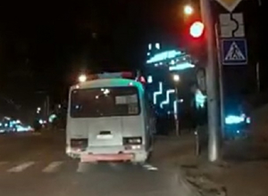Водитель маршрутного автобуса нагло проехал на красный в Ставрополе Водитель маршрутного автобуса нагло проехал на красный в Ставрополе