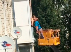 Самое романтичное извинение: житель Ставрополя устроил настоящее шоу во дворе многоэтажки Самое романтичное извинение: житель Ставрополя устроил настоящее шоу во дворе многоэтажки