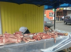 Продажа мяса на улице возмутила жительницу Ставрополя Продажа мяса на улице возмутила жительницу Ставрополя