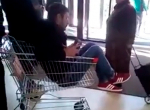 Мужчина требовал покатать его в продуктовой тележке по рынку в Ставрополе Мужчина требовал покатать его в продуктовой тележке по рынку в Ставрополе