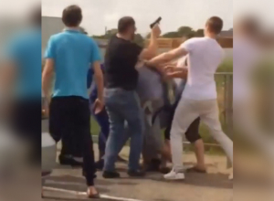 Драка со стрельбой из-за дорожного конфликта под Ставрополем попала на видео Драка со стрельбой из-за дорожного конфликта под Ставрополем попала на видео