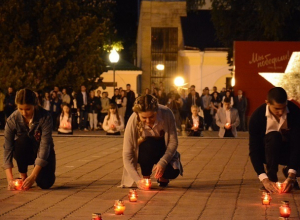 Сотни свечей зажгли в память о Великой Победе у мемориала в Ставрополе Сотни свечей зажгли в память о Великой Победе у мемориала в Ставрополе